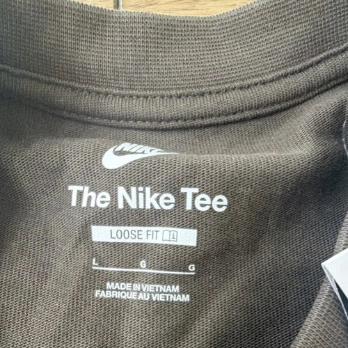 Nike The Nike Tee Loose Fit Men's Brown Graphic Short Sleeve T-Shirt L HJ0778-0…